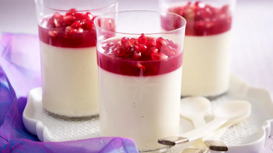Granatapfel-Panna-cotta Rezept - Foto: LECKER @ Bauer Media Group Granatapfel-Panna-cotta Rezept - Foto: LECKER @ Bauer Media Group