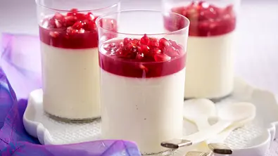 Granatapfel-Panna-cotta Rezept - Foto: LECKER @ Bauer Media Group