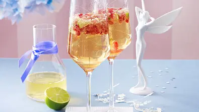 Granatapfel-Prosecco-Cocktail mit Holunderblütensirup und Limettensaft Rezept - Foto: LECKER @ Bauer Media Group
