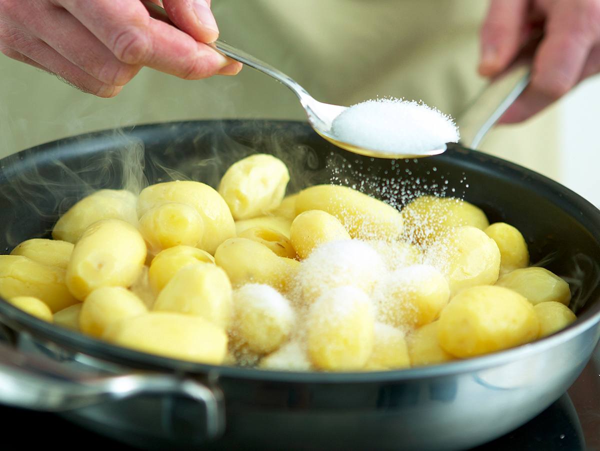 Kartoffeln mit Zucker bestreuen