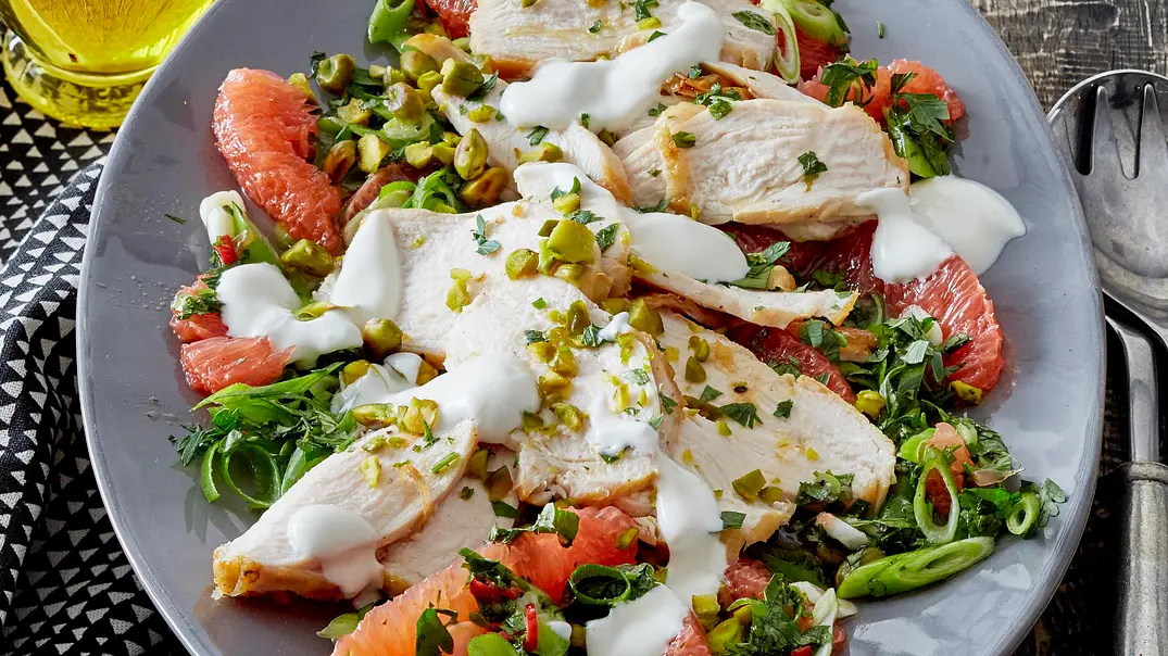 Grapefruit-Hähnchen-Salat mit Pistazien Rezept - Foto: LECKER @ Bauer Media Group Grapefruit-Hähnchen-Salat mit Pistazien Rezept - Foto: LECKER @ Bauer Media Group