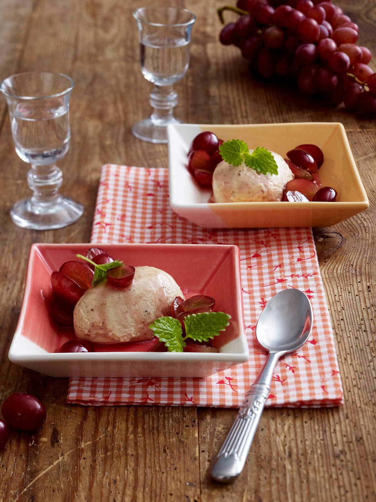 Grappa-Mousse mit marinierten Trauben Rezept