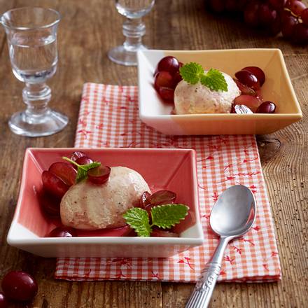Grappa-Mousse mit marinierten Trauben Rezept