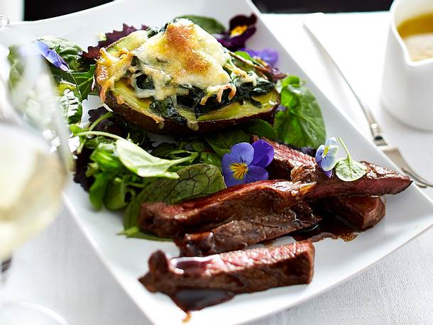 Gratinierte Avocado gefüllt mit Spinat unter einer Käsehaube mit Steakstreifen auf Wildkräutersalat (Restaurant-Rezept) Rezept Gratinierte Avocado gefüllt mit Spinat unter einer Käsehaube mit Steakstreifen auf Wildkräutersalat (Restaurant-Rezept) Rezept