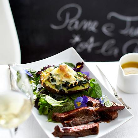 Gratinierte Avocado gefüllt mit Spinat unter einer Käsehaube mit Steakstreifen auf Wildkräutersalat (Restaurant-Rezept) Rezept Gratinierte Avocado gefüllt mit Spinat unter einer Käsehaube mit Steakstreifen auf Wildkräutersalat (Restaurant-Rezept) Rezept