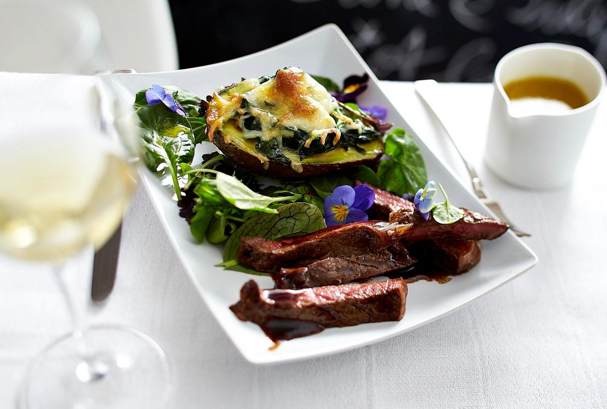 Gratinierte Avocado und Steakstreifen auf Wildkräutersalat Rezept