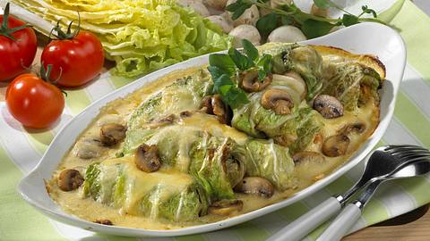 Gratinierte Chinakohl-Röllchen mit Reisfüllung Rezept - Foto: House of Food / Bauer Food Experts KG