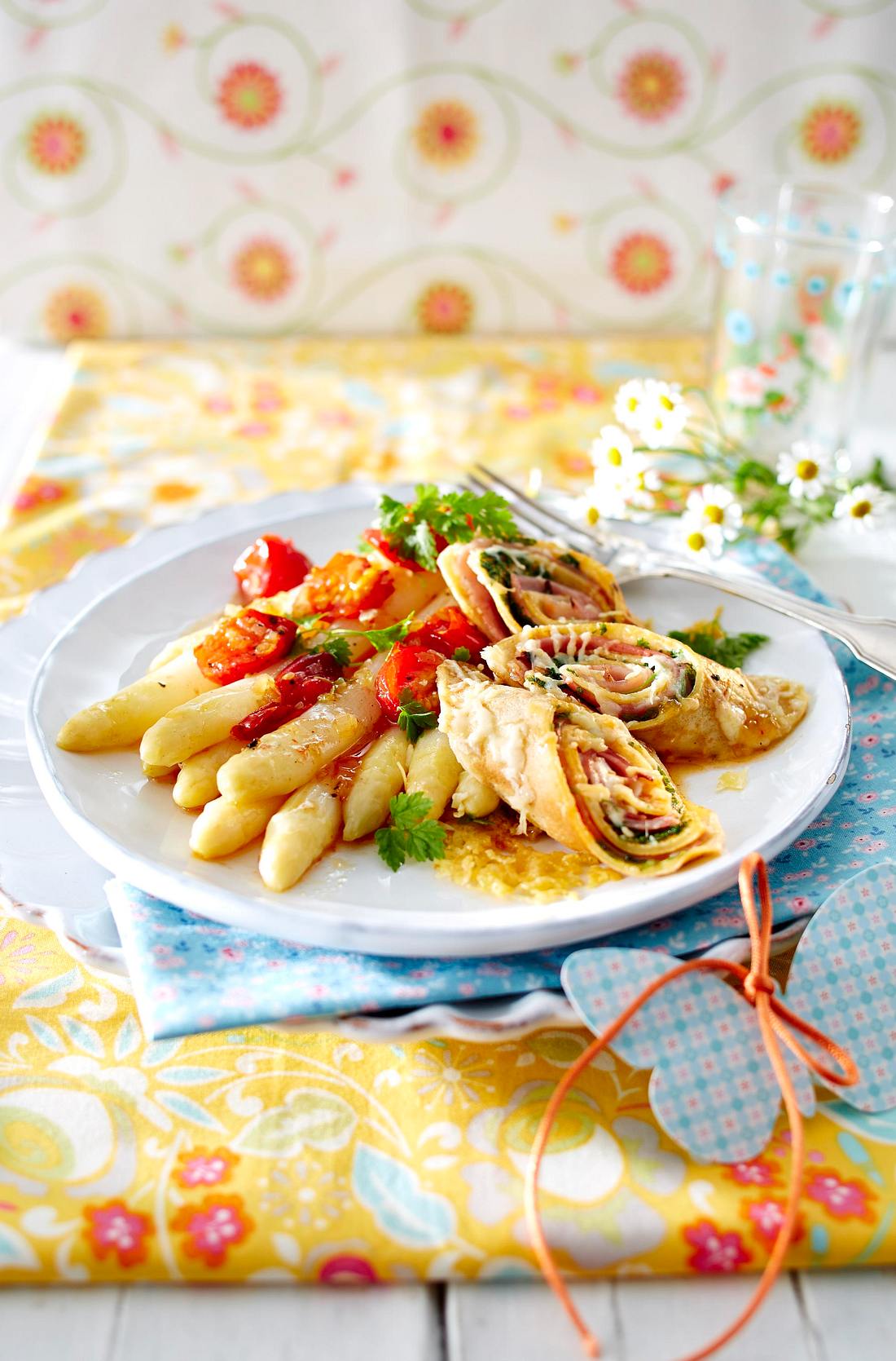 Gratinierte Crespelle mit Lachs oder Schinken zu weißem Spargel Rezept Gratinierte Crespelle mit Lachs oder Schinken zu weißem Spargel Rezept