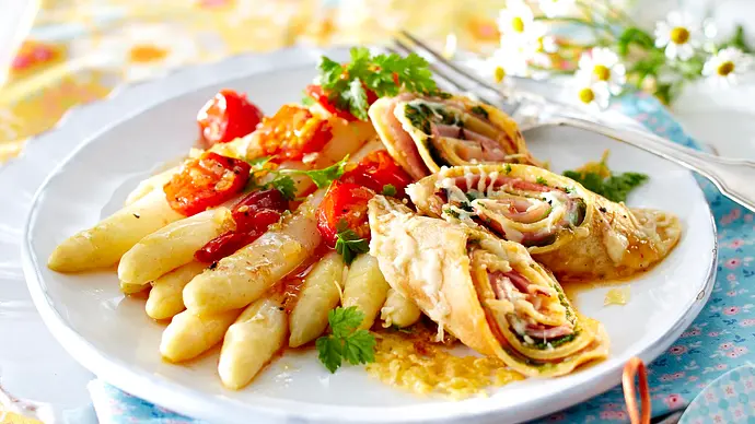 Gratinierte Crespelle mit Lachs oder Schinken zu weißem Spargel Rezept - Foto: LECKER @ Bauer Media Group Gratinierte Crespelle mit Lachs oder Schinken zu weißem Spargel Rezept - Foto: LECKER @ Bauer Media Group