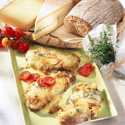 Gratinierte Käse-Zwiebel-Schnitte Rezept Gratinierte Käse-Zwiebel-Schnitte Rezept