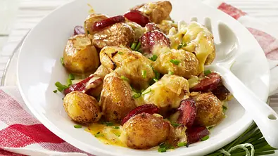 Gratinierte Käsekartoffeln mit Cabanossi Rezept - Foto: LECKER @ Bauer Media Group