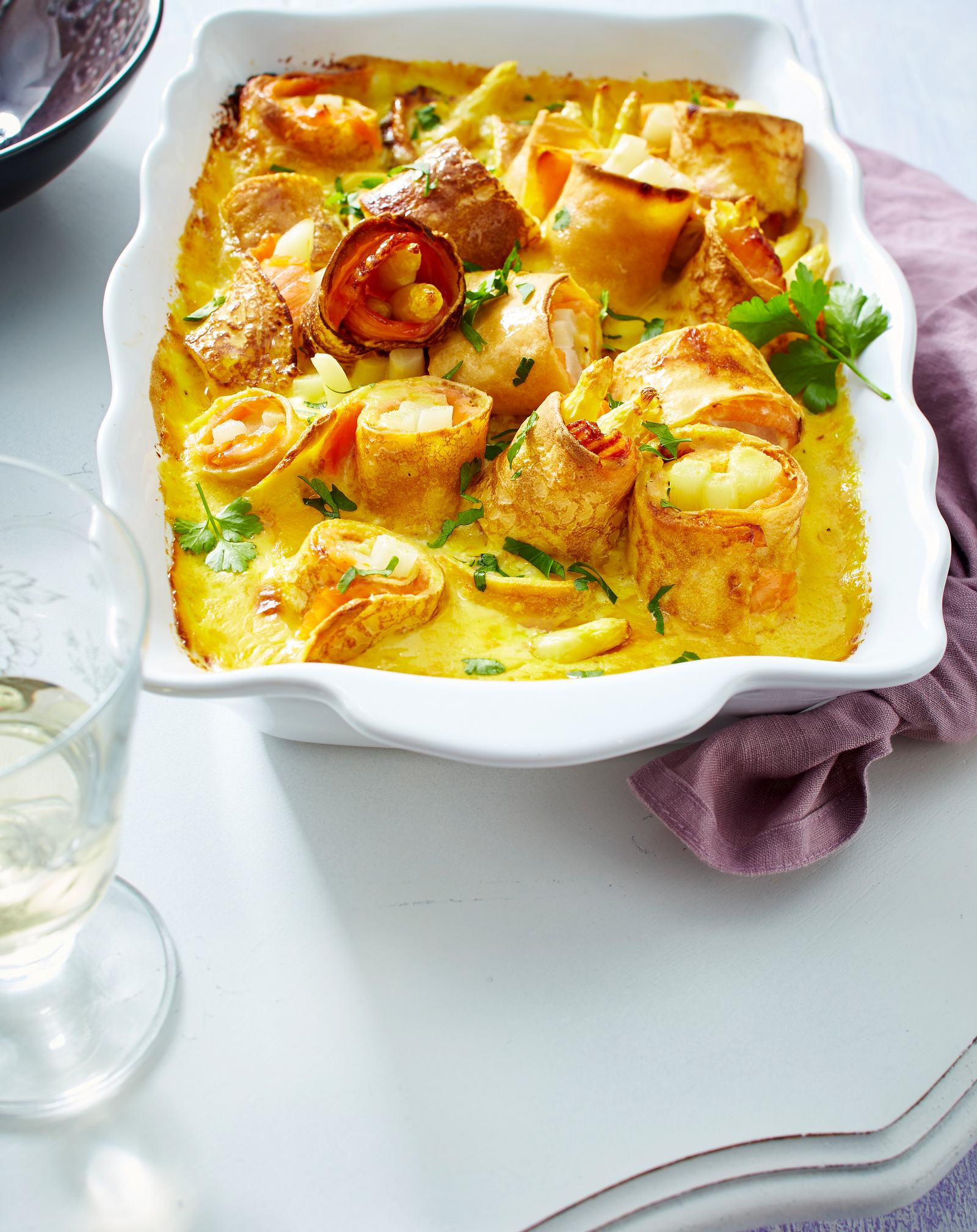 Gratinierte Lachs-Spargel-Crespelle mit Orangen-Hollandaise Rezept | LECKER