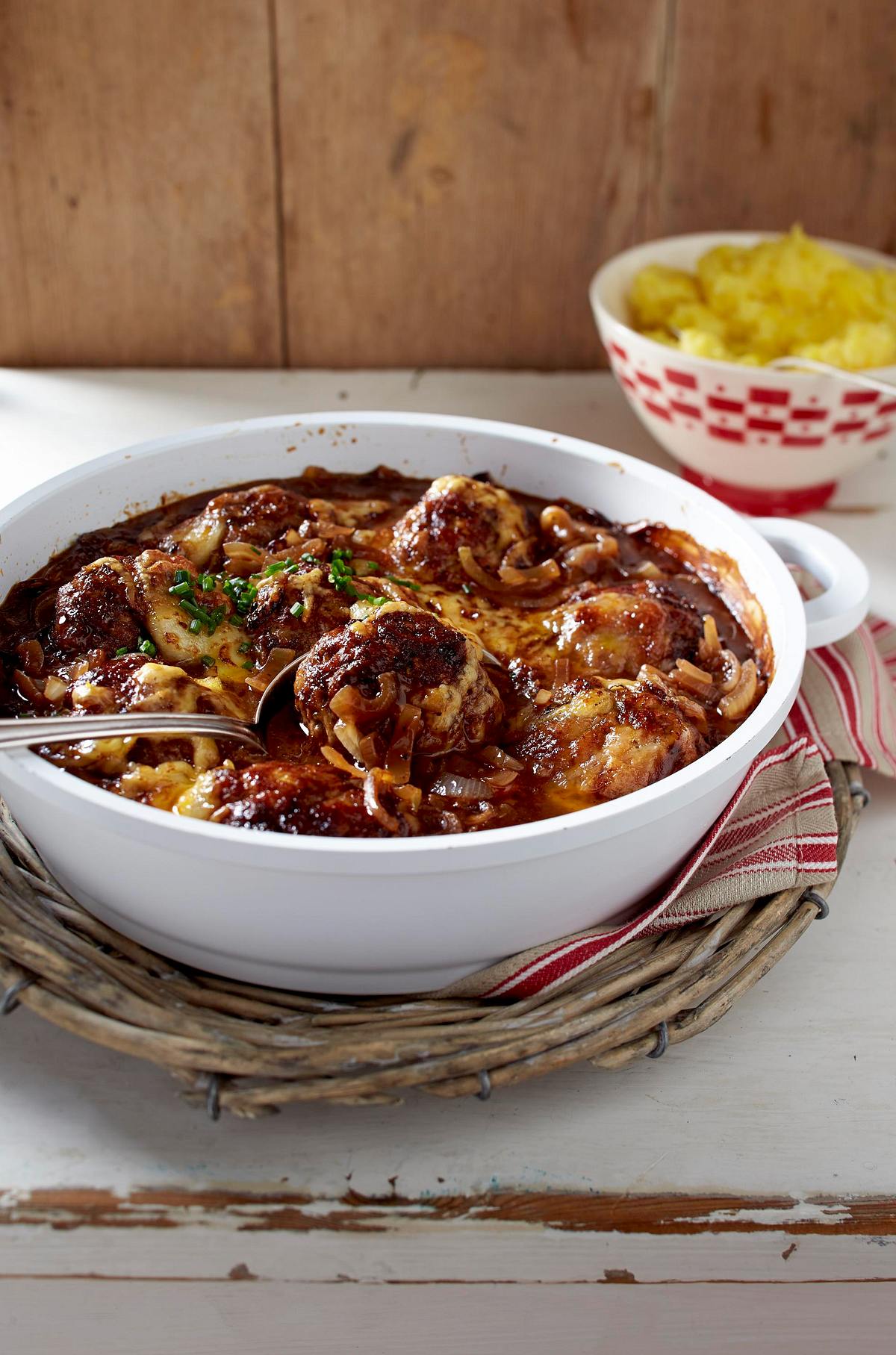 Gratinierte Mettfrikadellen in Zwiebelsoße zu Kartoffelpüree Rezept