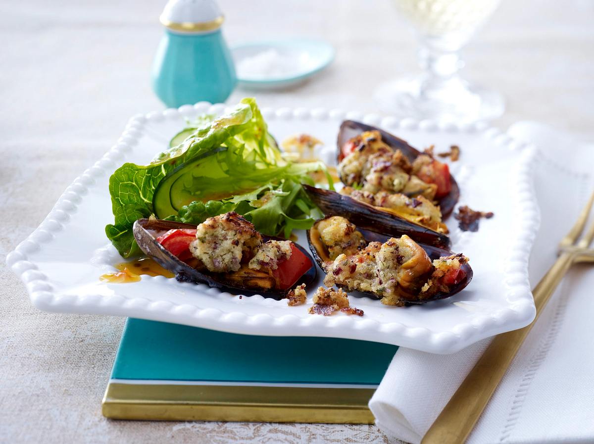 Gratinierte Miesmuscheln mit Bröselkruste auf Salat Rezept