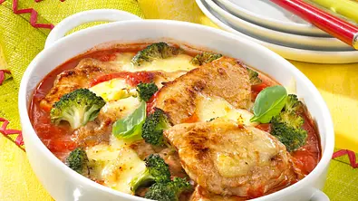 Gratinierte Minutensteaks auf Tomatensoße Rezept - Foto: LECKER @ Bauer Media Group