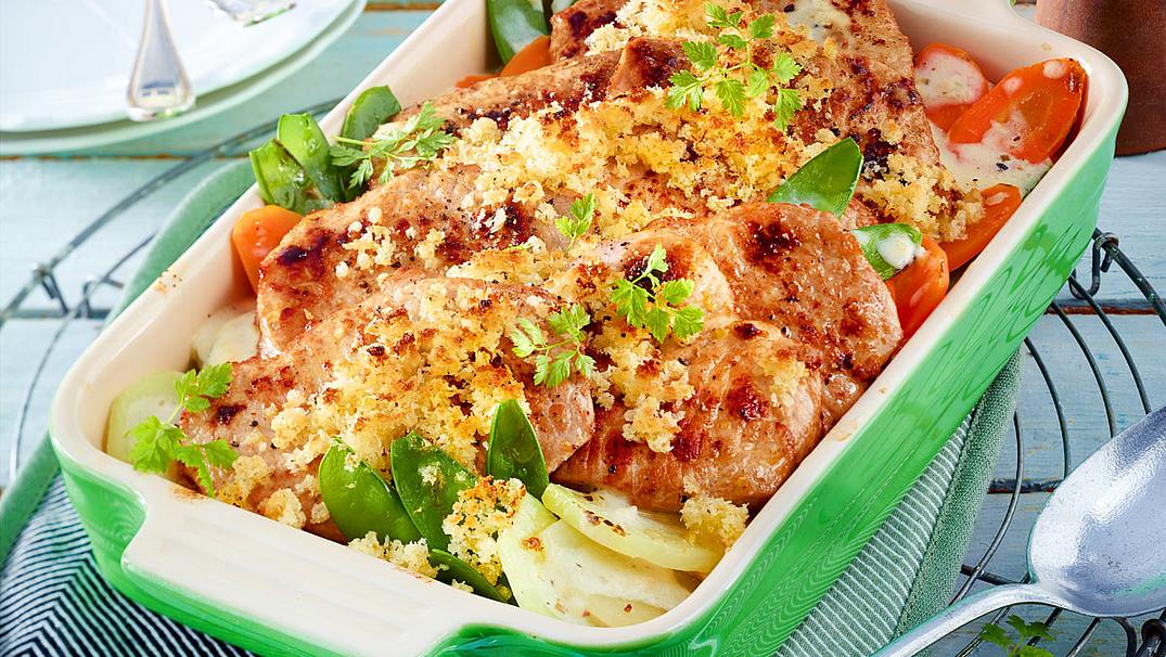 Gratinierte Minutensteaks in Frischkäse-Soße mit Frühlingsgemüse Rezept - Foto: LECKER @ Bauer Media Group
