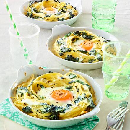Gratinierte Nudel-Spinat-Nester mit Ei Rezept Gratinierte Nudel-Spinat-Nester mit Ei Rezept