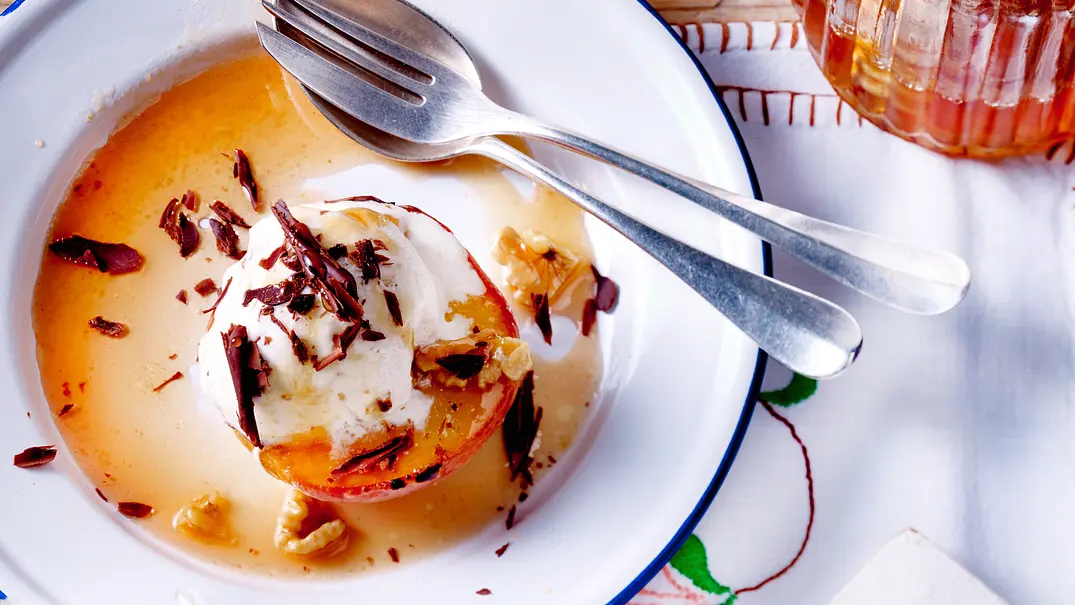 Gratinierte Pfirsiche mit Honig und Nusseis Rezept - Foto: LECKER @ Bauer Media Group Gratinierte Pfirsiche mit Honig und Nusseis Rezept - Foto: LECKER @ Bauer Media Group
