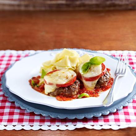 Gratinierte Pizza-Frikadellen mit Bandnudeln Rezept