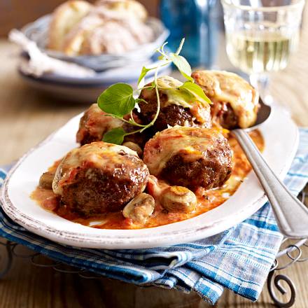 Gratinierte Pizzafrikadellen in Tomatenrahm Rezept