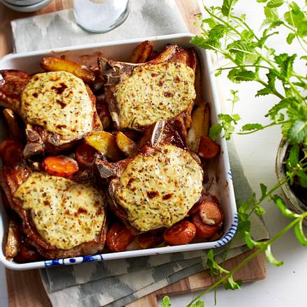 Gratinierte Rahmkoteletts im Gemüsebett Rezept Gratinierte Rahmkoteletts im Gemüsebett Rezept