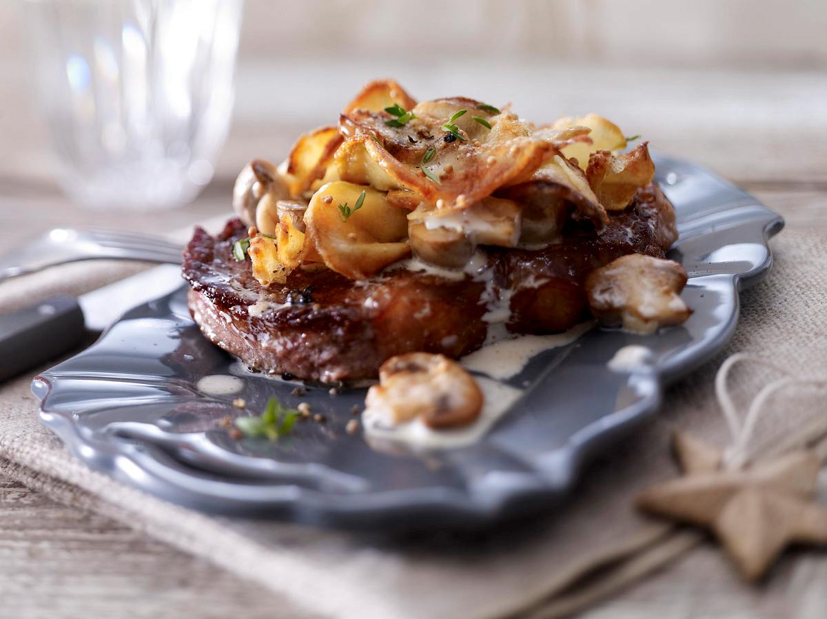 Gratinierte Rumpsteaks mit Kartoffel-Pilz-Kruste Rezept