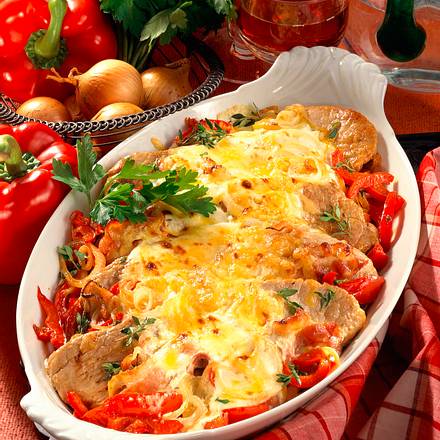 Gratinierte Schnitzel auf Paprikagemüse Rezept