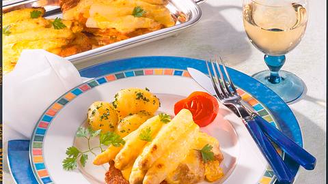 Gratinierte Schnitzel mit Spargel Rezept - Foto: House of Food / Bauer Food Experts KG