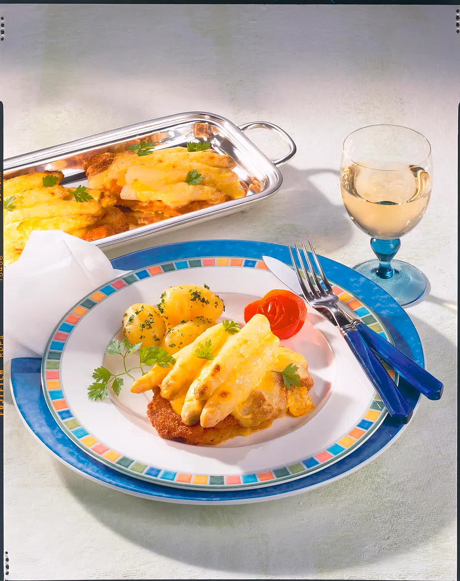 Gratinierte Schnitzel mit Spargel Rezept | LECKER Gratinierte Schnitzel mit Spargel Rezept | LECKER