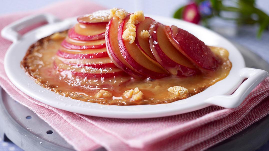 Gratinierte Sommerpflaumen mit Toffeesoße Rezept - Foto: LECKER @ Bauer Media Group