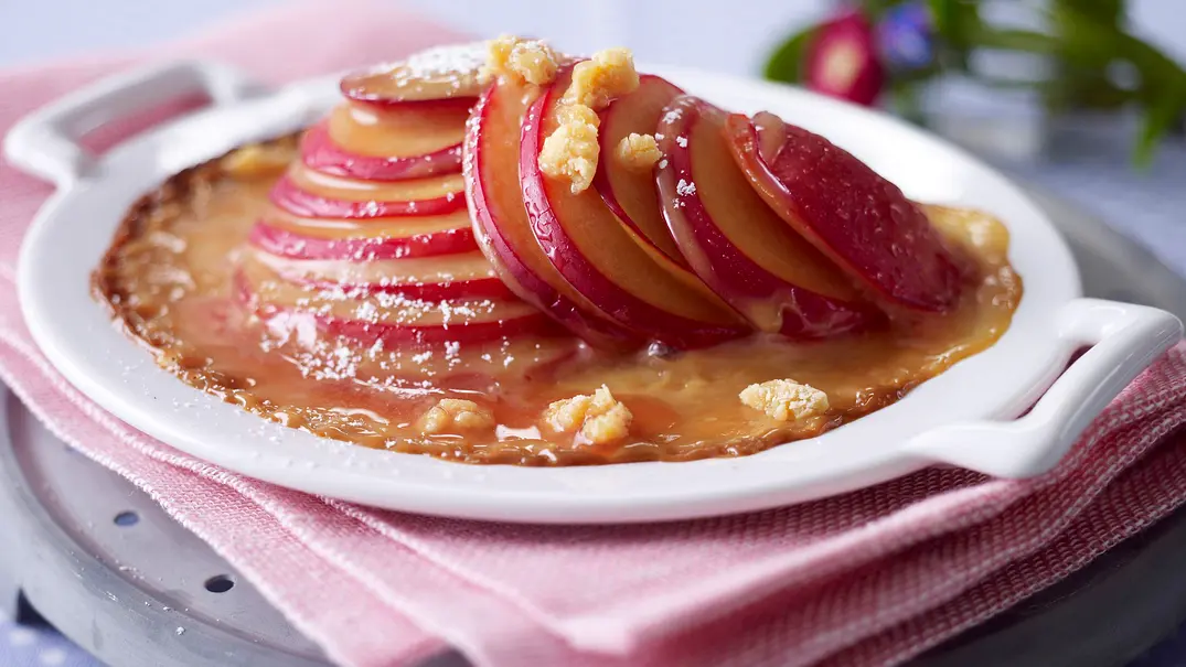 Gratinierte Sommerpflaumen mit Toffeesoße Rezept - Foto: LECKER @ Bauer Media Group