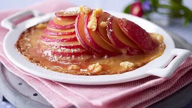 Gratinierte Sommerpflaumen mit Toffeesoße Rezept - Foto: LECKER @ Bauer Media Group