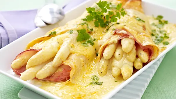 Gratinierte Spargel-Crespelle mit Käse-Bechamel Rezept - Foto: LECKER @ Bauer Media Group Gratinierte Spargel-Crespelle mit Käse-Bechamel Rezept - Foto: LECKER @ Bauer Media Group