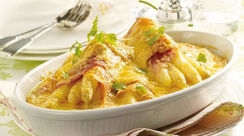 Gratinierte Spargel-Crespelle mit Schinken Rezept - Foto: House of Food / Bauer Food Experts KG