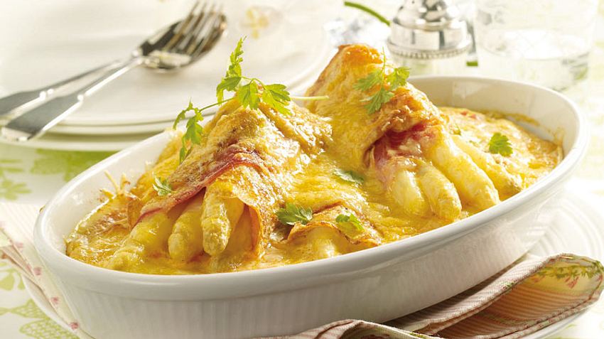 Gratinierte Spargel-Crespelle mit Schinken Rezept - Foto: House of Food / Bauer Food Experts KG