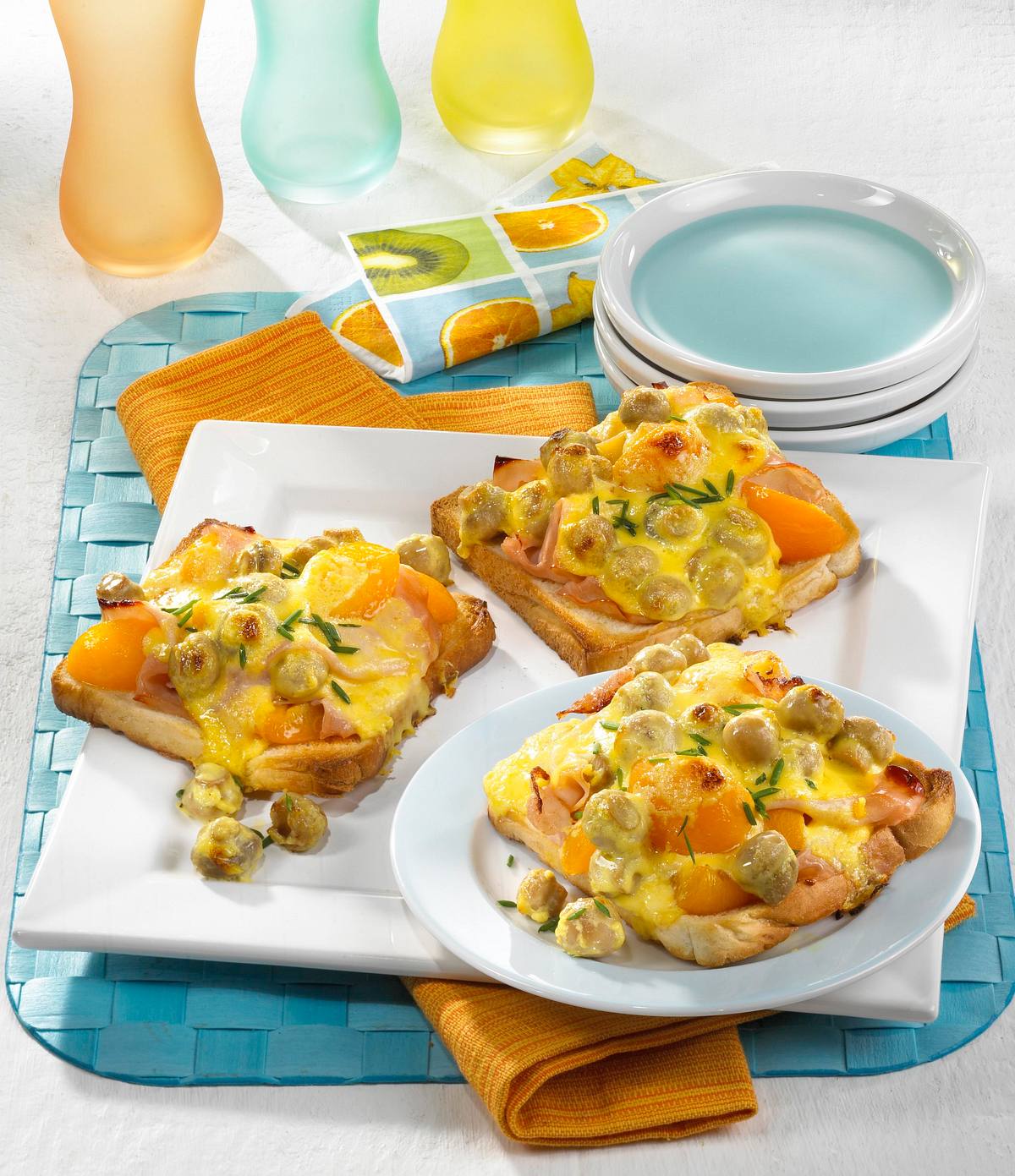 Gratinierte Toasts mit Putenbrust und Pilz-Hollandaise Rezept