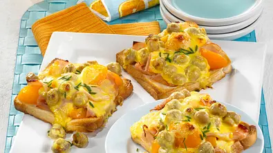 Gratinierte Toasts mit Putenbrust und Pilz-Hollandaise Rezept - Foto: LECKER @ Bauer Media Group
