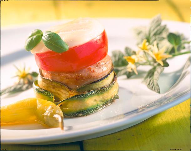 Gratinierte Tomate auf Schweinemedaillon Rezept Gratinierte Tomate auf Schweinemedaillon Rezept