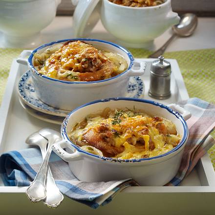 Gratinierte Zwiebelsuppe mit Mett-Croutons und Käse Rezept Gratinierte Zwiebelsuppe mit Mett-Croutons und Käse Rezept