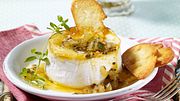 Gratinierter Camembert mit Apfel-Mango-Chutney Rezept - Foto: House of Food / Bauer Food Experts KG