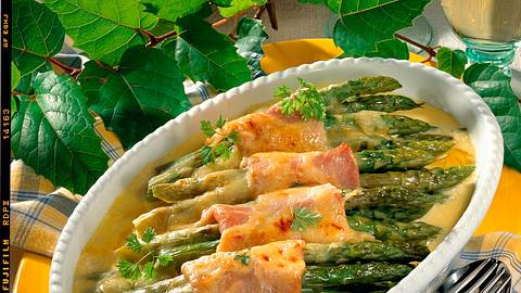 Gratinierter grüner Spargel mit Kasseler Rezept - Foto: Maass