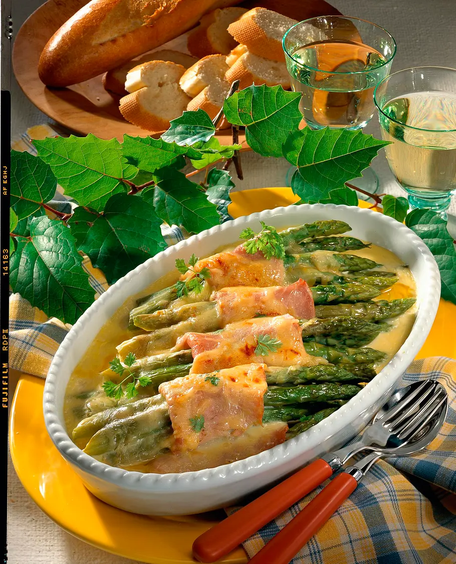 Gratinierter grüner Spargel mit Kasseler Rezept Gratinierter grüner Spargel mit Kasseler Rezept