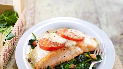 Gratinierter Lachs auf Tomatenspinat Rezept - Foto: House of Food / Bauer Food Experts KG