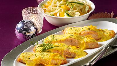 Gratinierter Lachs mit Gemüsenudeln Rezept - Foto: House of Food / Bauer Food Experts KG