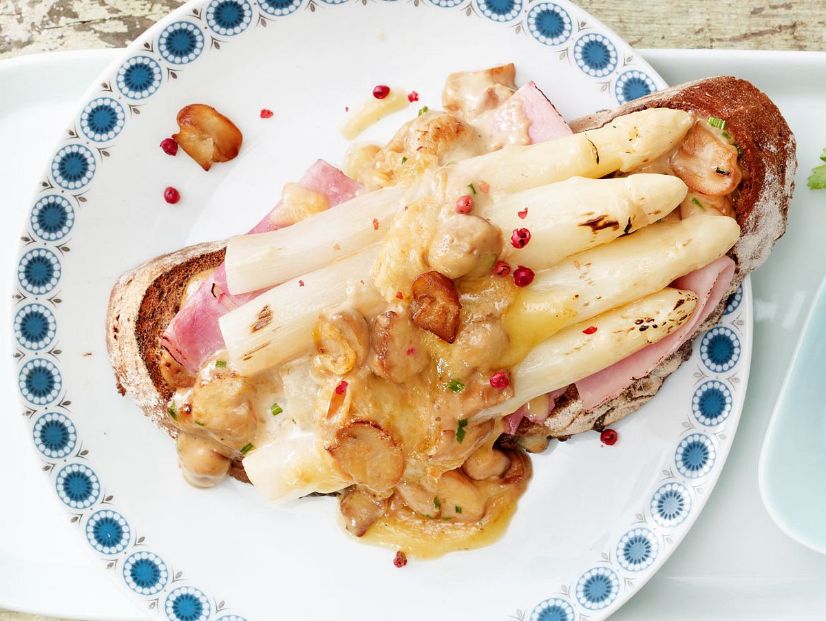 Gratinierter Spargel auf Bauernbrot Rezept