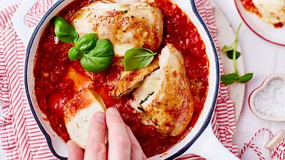Gratiniertes Caprese-Hähnchen Rezept - Foto: House of Food / Bauer Food Experts KG