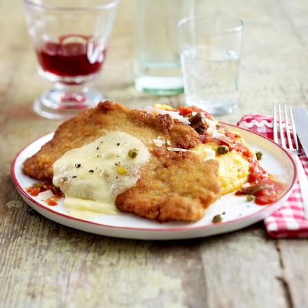 Gratiniertes Schnitzel in scharfer Tomatensoße mit Anchovi, Kapern und Polenta Rezept Gratiniertes Schnitzel in scharfer Tomatensoße mit Anchovi, Kapern und Polenta Rezept