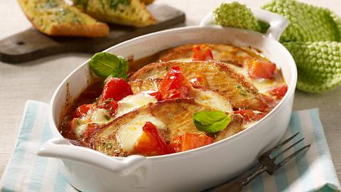 Gratiniertes Schnitzel mit Tomate und Mozzarella Rezept - Foto: House of Food / Bauer Food Experts KG