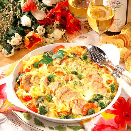 Gratiniertes Schweinefilet auf Bandnudel mit Edelp Rezept Gratiniertes Schweinefilet auf Bandnudel mit Edelp Rezept