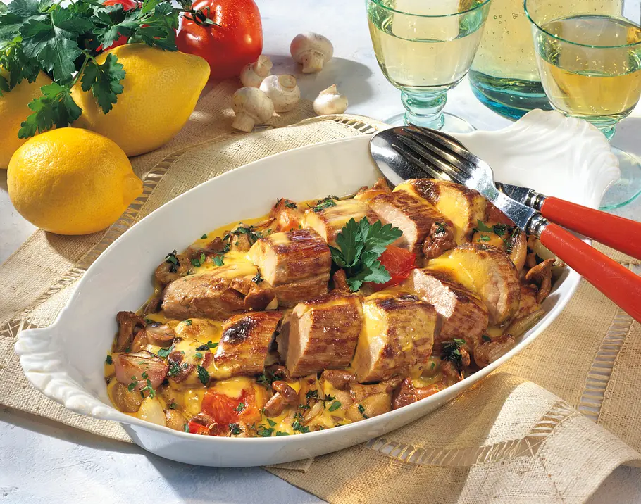 Gratiniertes Schweinefilet auf Champignon-Pfifferlingsgemüse Rezept